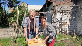 Reinhold, Ilona und das Bienenvolk von der Transition-Gruppe "Bienenfreu(n)de"